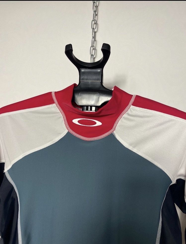 Oakley Vintage Sample Oakley central logo surf termo t-shirt size S Size US S / EU 44-46 / 1 - 5 Thumbnail
