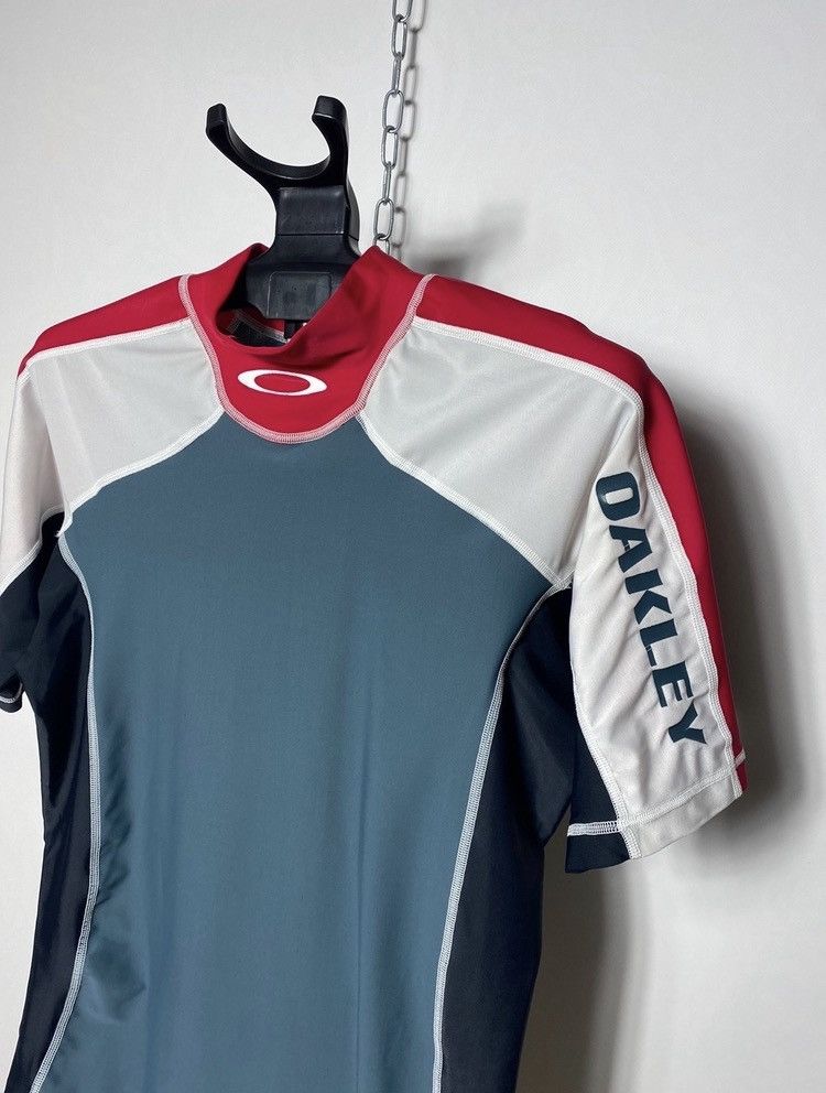Oakley Vintage Sample Oakley central logo surf termo t-shirt size S Size US S / EU 44-46 / 1 - 2 Thumbnail