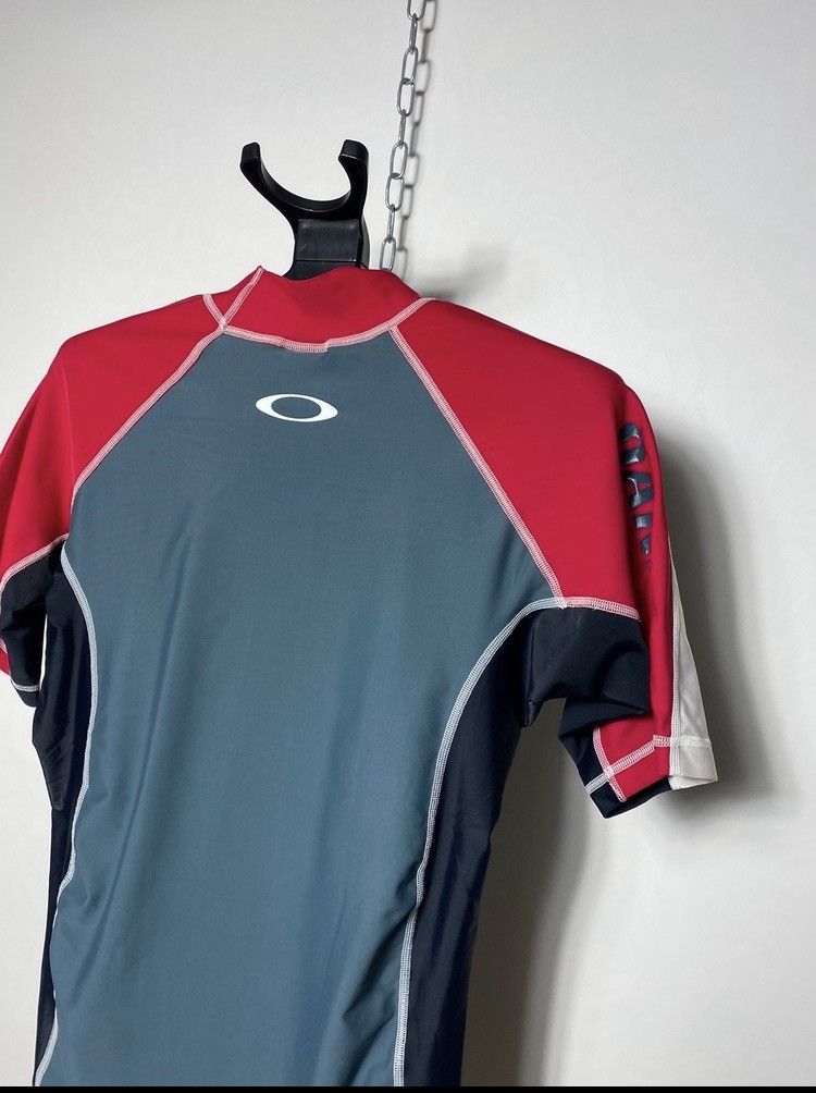 Oakley Vintage Sample Oakley central logo surf termo t-shirt size S Size US S / EU 44-46 / 1 - 11 Thumbnail
