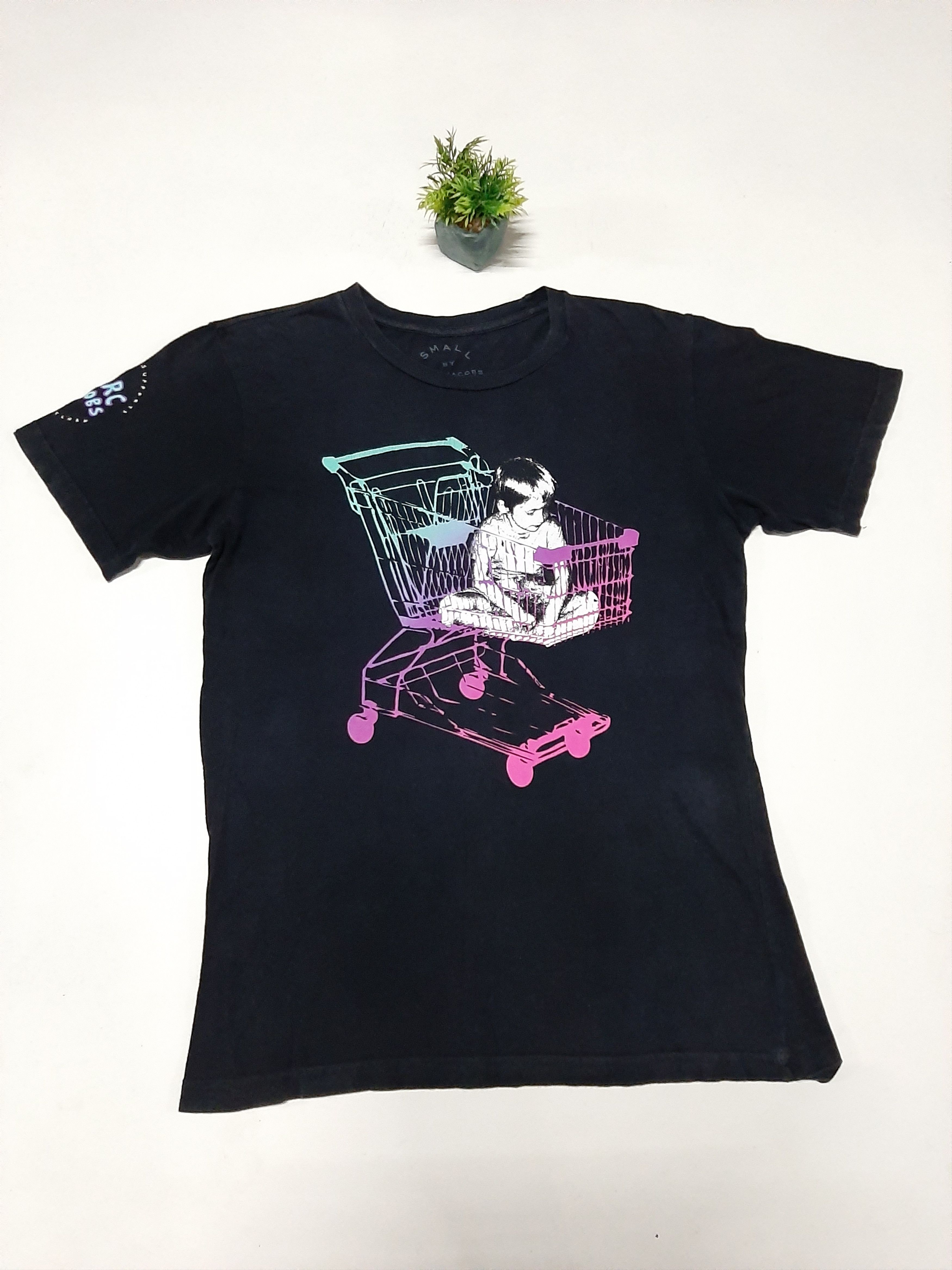 Marc Jacobs × Marc by Marc Jacobs × Vintage VINTAGE MARC JACOBS PROUDLY SUPPORTS THE SOUP KITCHEN Tee Size US M / EU 48-50 / 2 - 1 Thumbnail