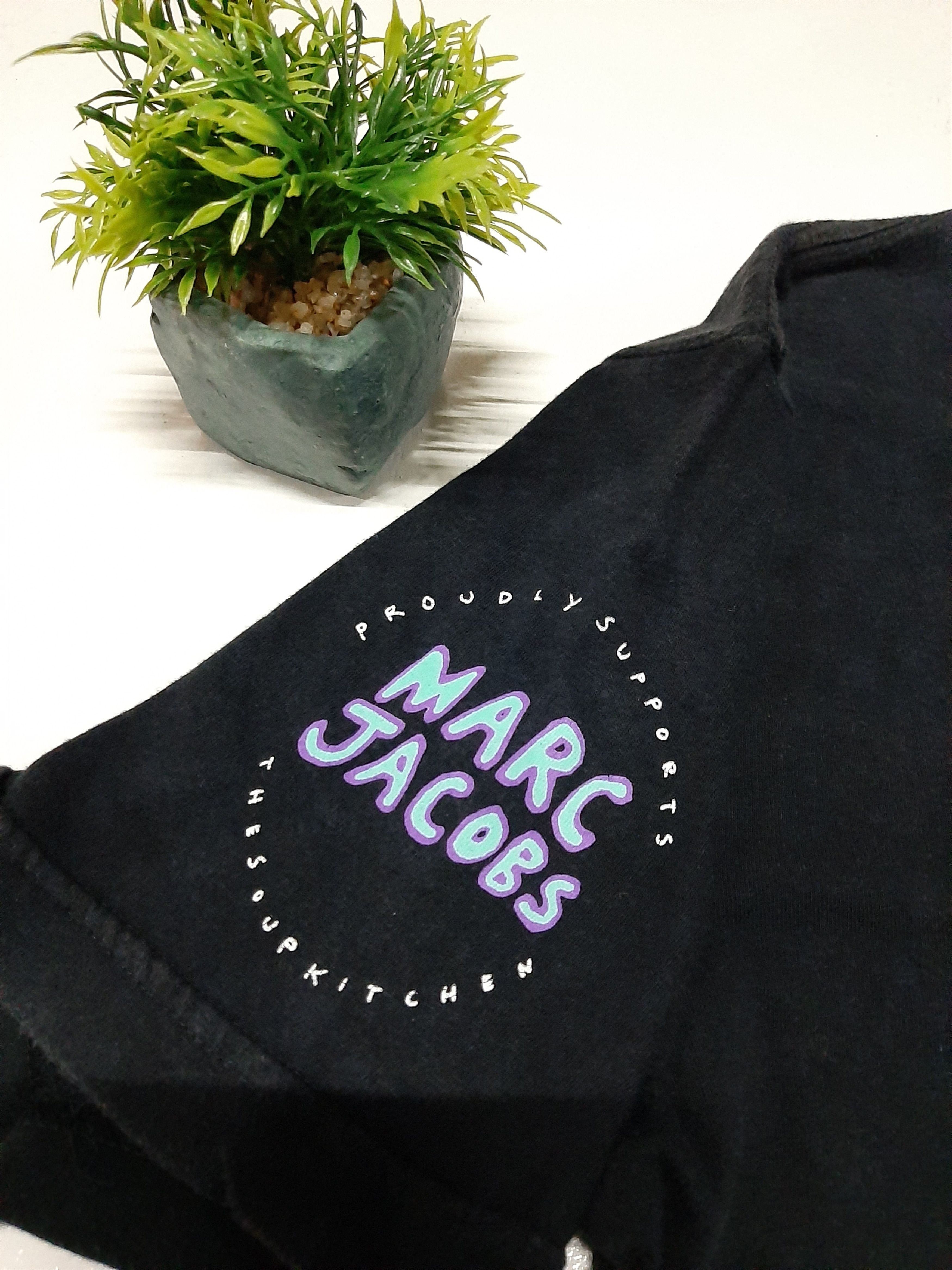 Marc Jacobs × Marc by Marc Jacobs × Vintage VINTAGE MARC JACOBS PROUDLY SUPPORTS THE SOUP KITCHEN Tee Size US M / EU 48-50 / 2 - 3 Thumbnail