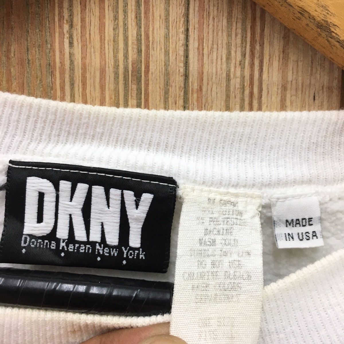 DKNY × Vintage Vintage DKNY Donna Karan New York Small Logo Sweatshirt Size US L / EU 52-54 / 3 - 8 Thumbnail