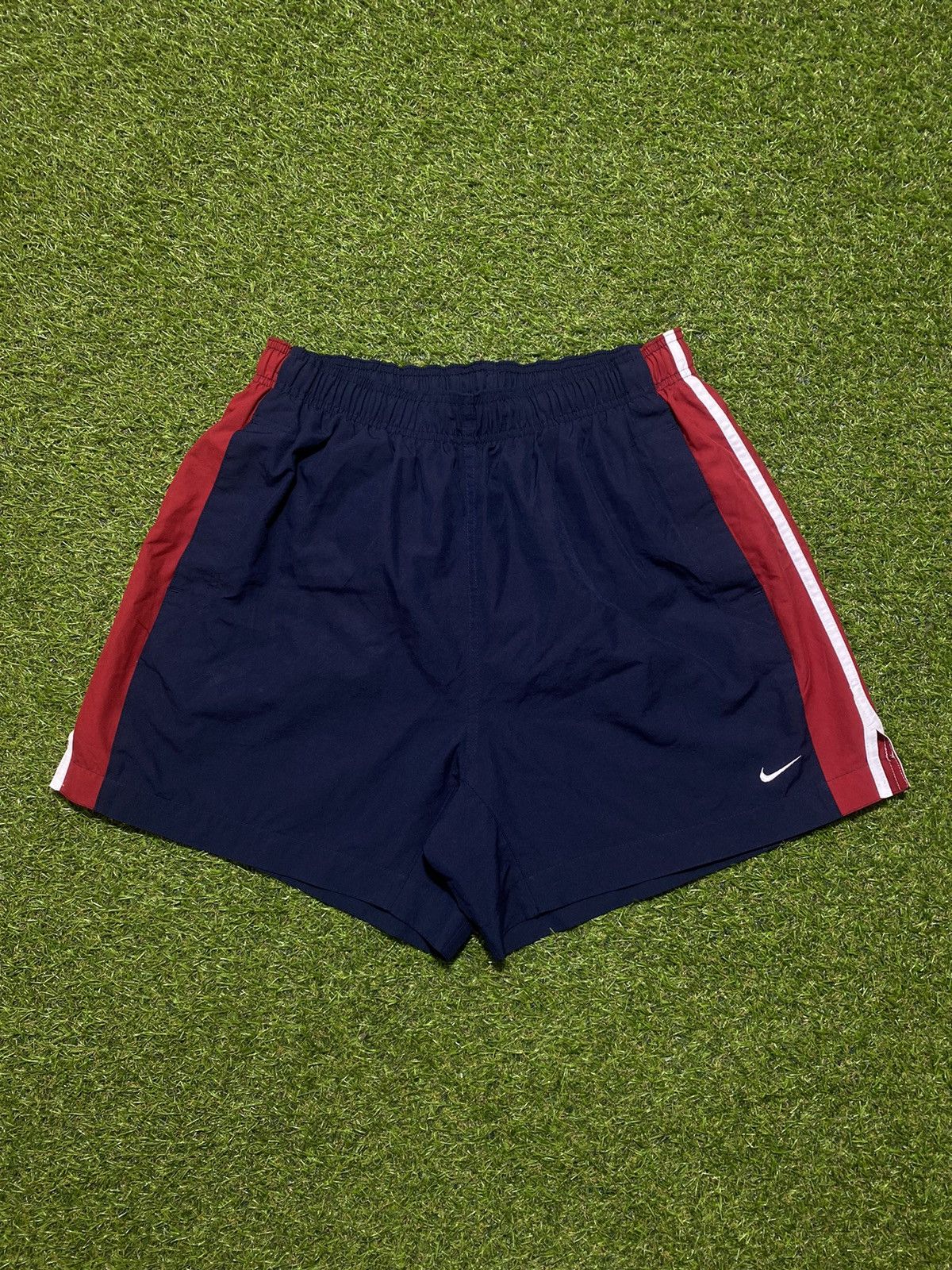 Nike Vintage Nike shorts streetwear swoosh casual y2k size XL Size US 36 / EU 52 - 1 Thumbnail