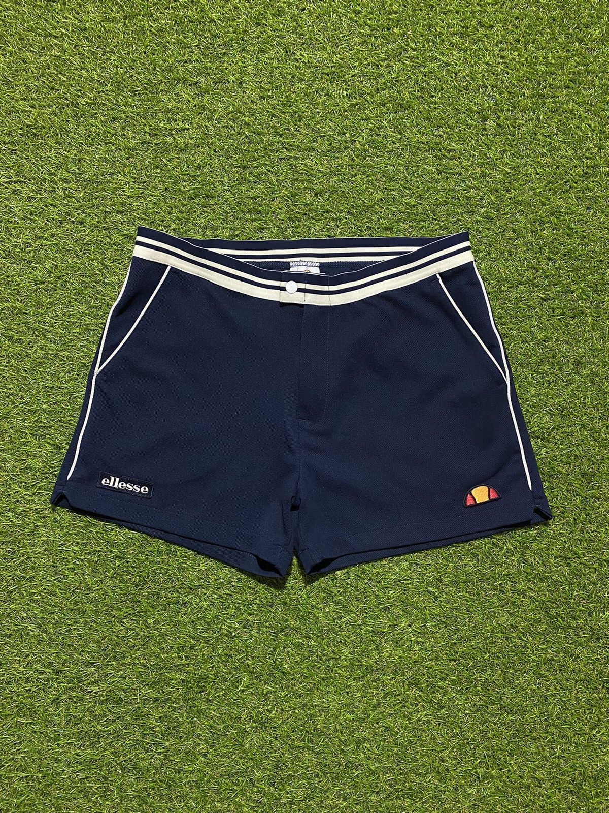 Ellesse Vintage Ellesse shorts streetwear y2k casual style size L Size US 34 / EU 50 - 1 Thumbnail