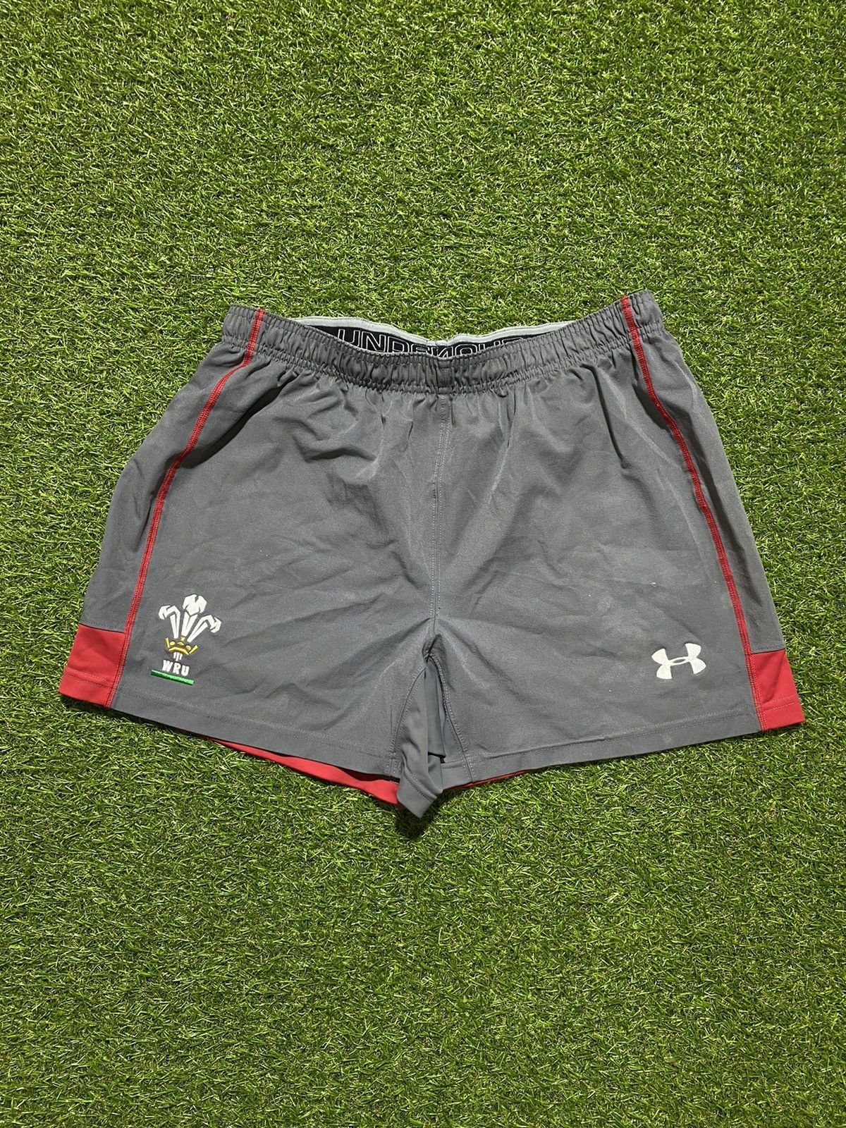 Under Armour Vintage Under Armour shorts streetwear y2k style size L Size US 34 / EU 50 - 1 Thumbnail