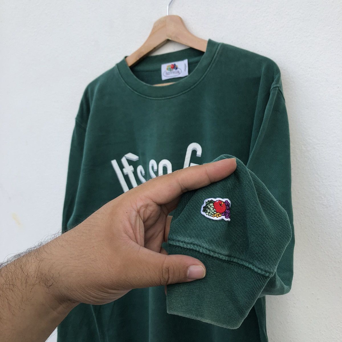 Japanese Brand VINTAGE FRUITS OF THE LOOM SWEATSHIRT BUG LOGO Size US L / EU 52-54 / 3 - 5 Thumbnail