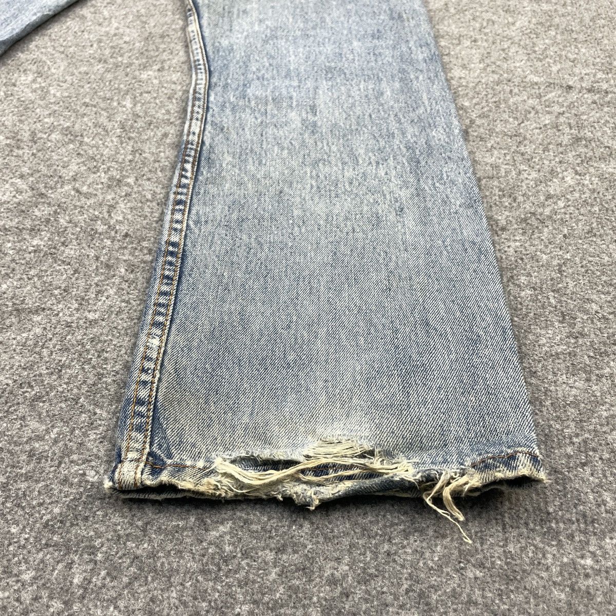Levi's × Vintage Vintage Levi's 505 Distressed Faded Jeans -wc131 Size US 35 - 9 Thumbnail