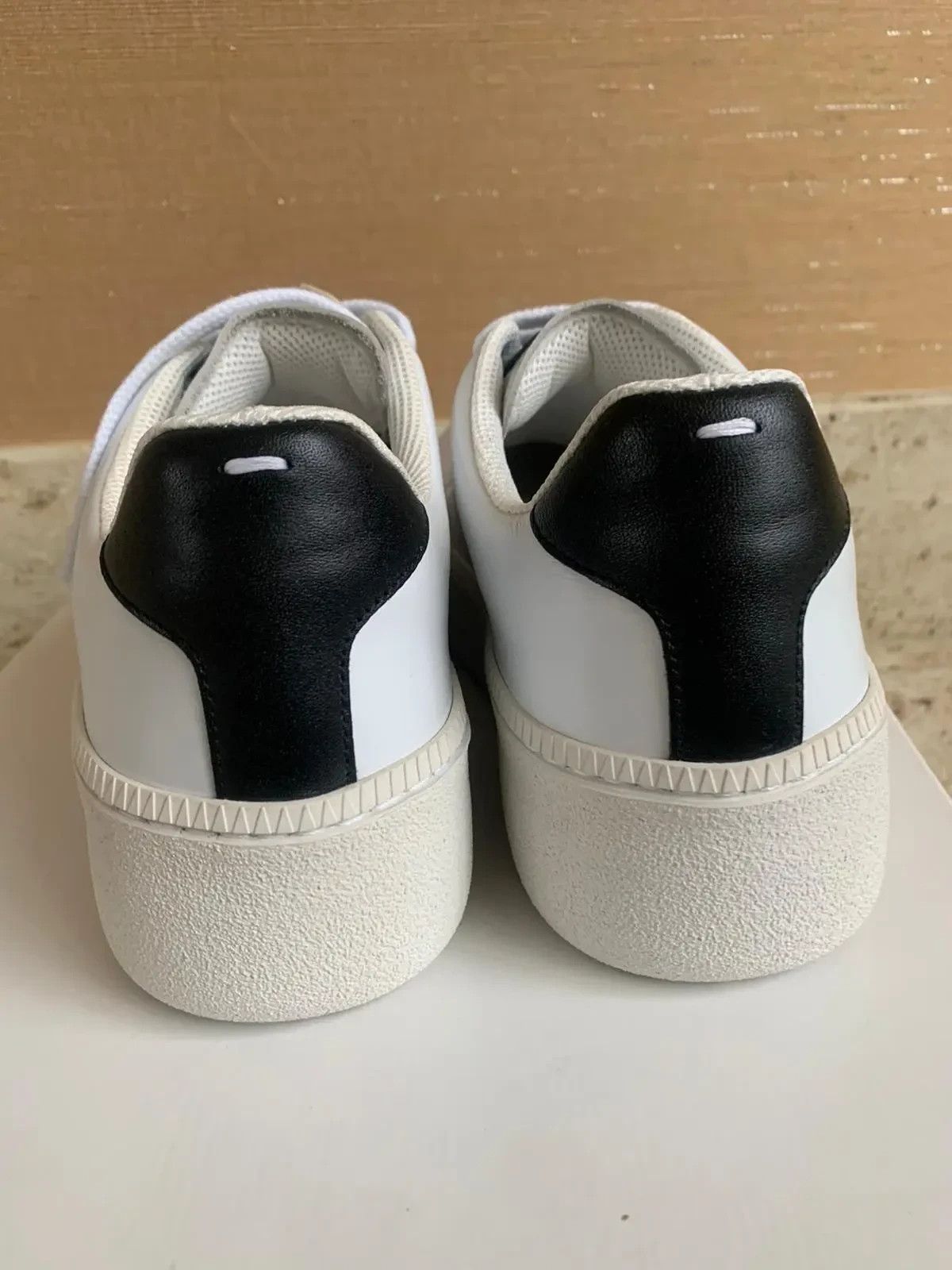 Maison Margiela Low Top Sneaker in White black Size US 12 / EU 45 - 11 Thumbnail