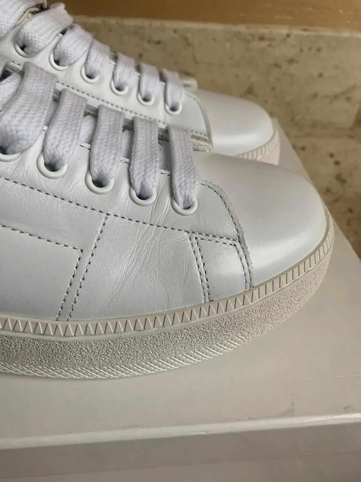 Maison Margiela Low Top Sneaker in White black Size US 12 / EU 45 - 8 Thumbnail