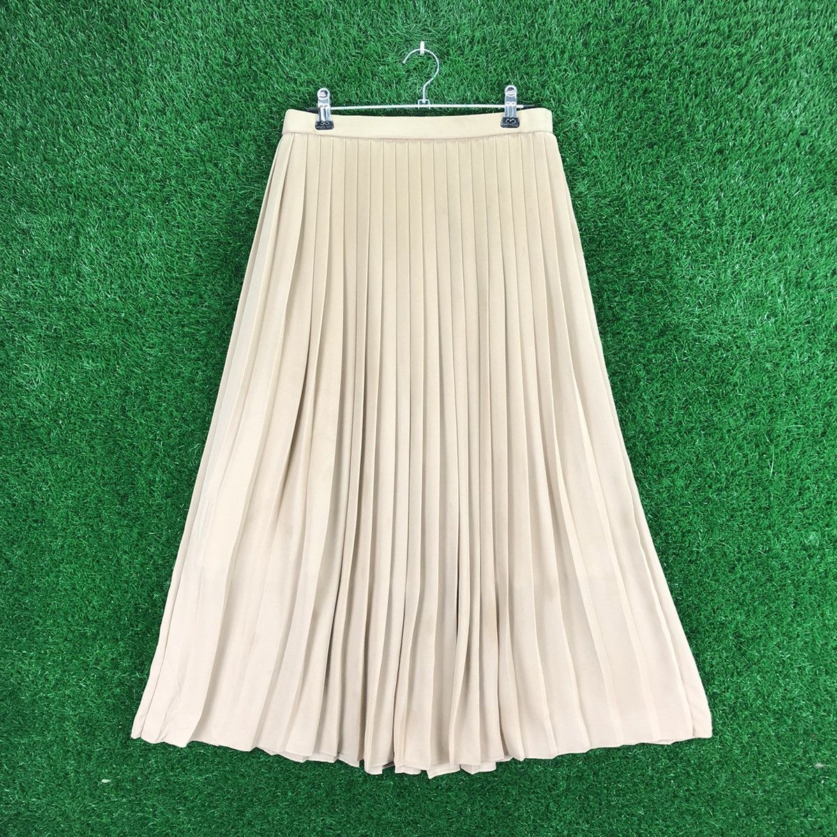 image of Uniqlo Maxi Skirt Women in All Nude (Size 26)