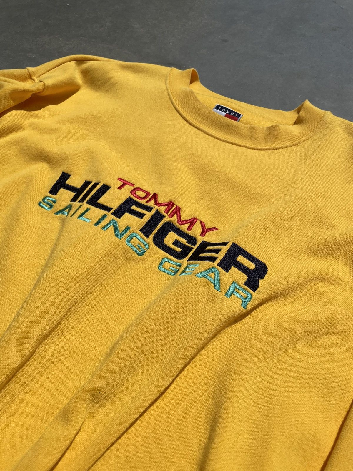 Tommy Hilfiger × Vintage Vintage Tommy Hilfiger Streetwear Sweatshirt Size US M / EU 48-50 / 2 - 2 Thumbnail