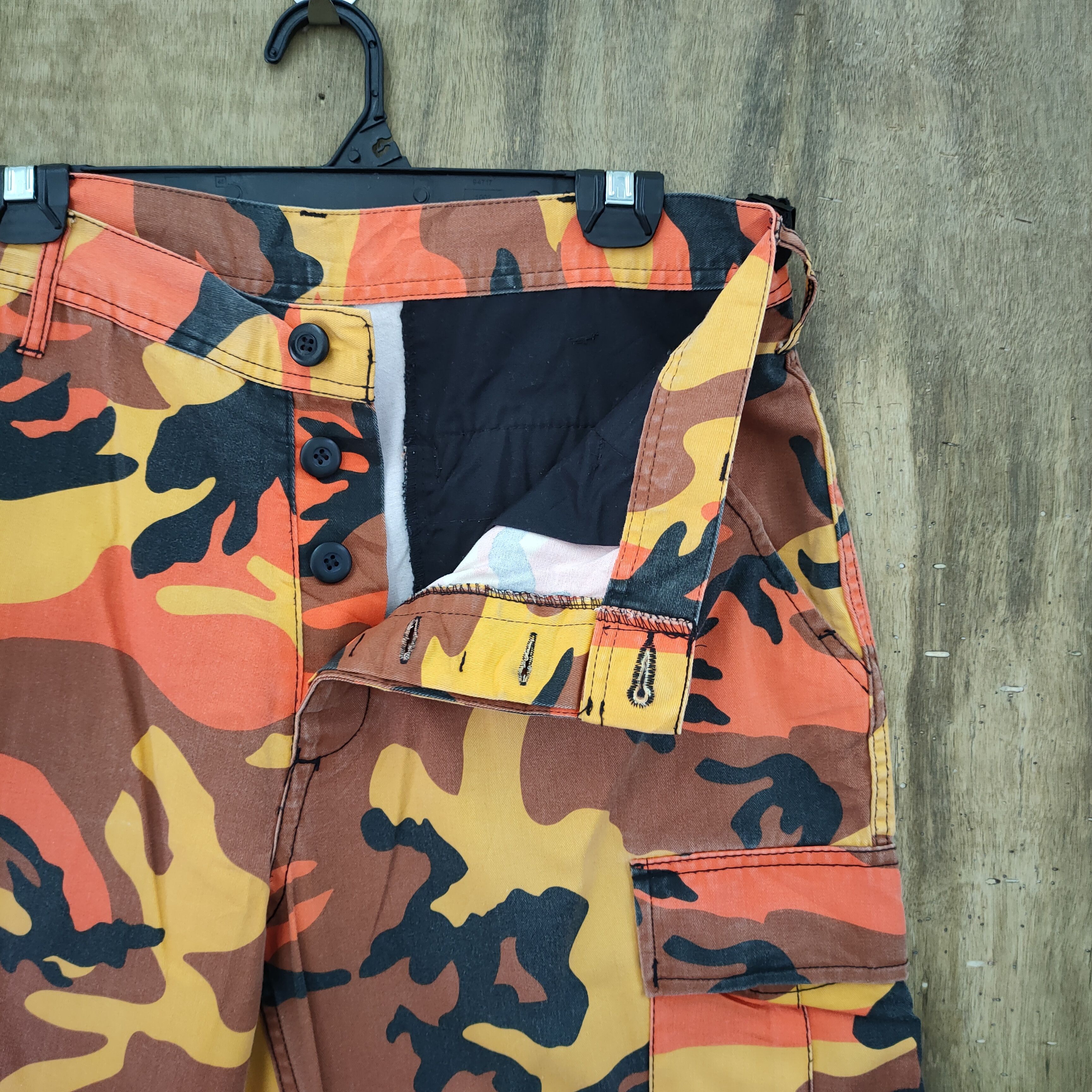Jungles MILITARY CAMO CROPPED CARGO PANTS Size US 34 / EU 50 - 8 Thumbnail