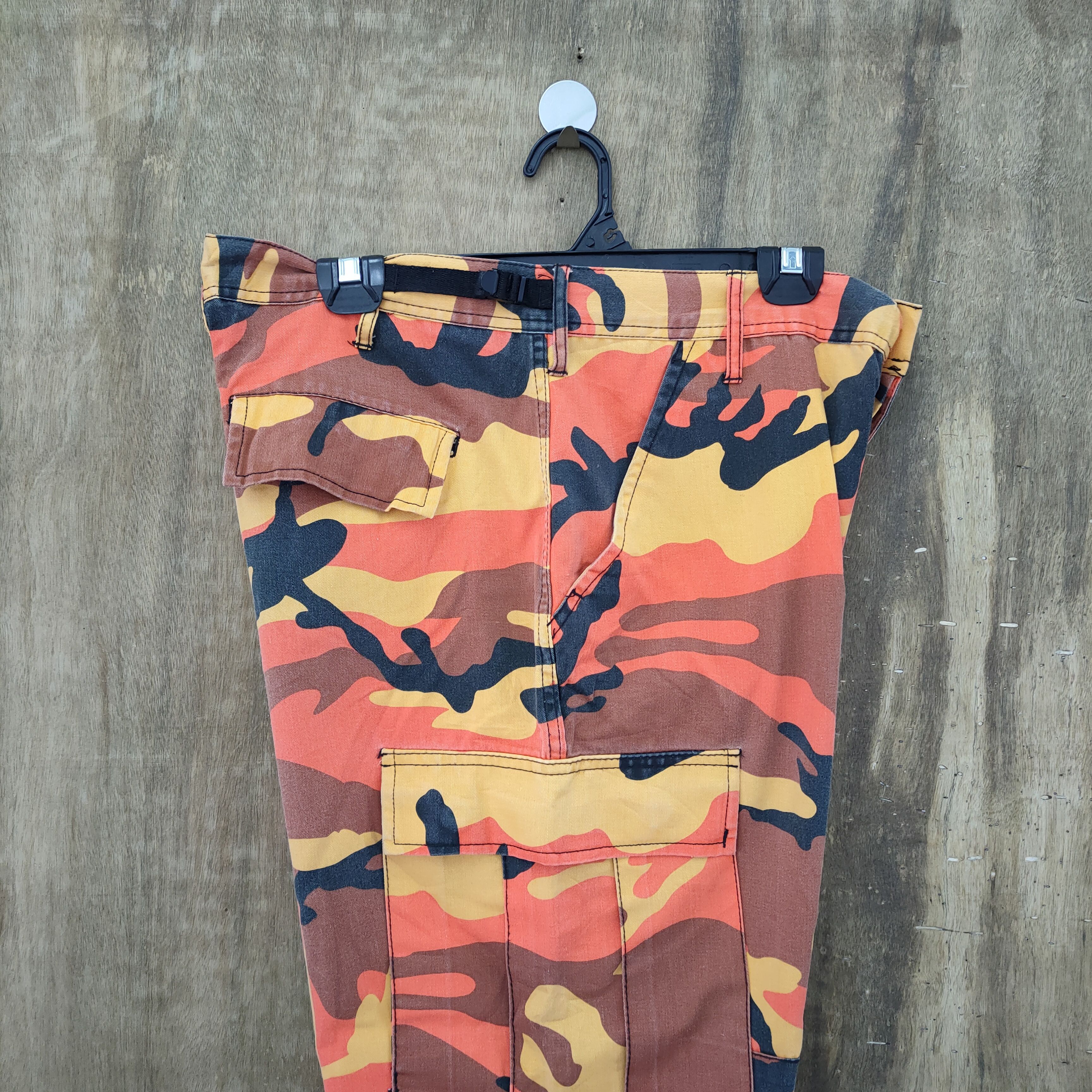 Jungles MILITARY CAMO CROPPED CARGO PANTS Size US 34 / EU 50 - 2 Thumbnail