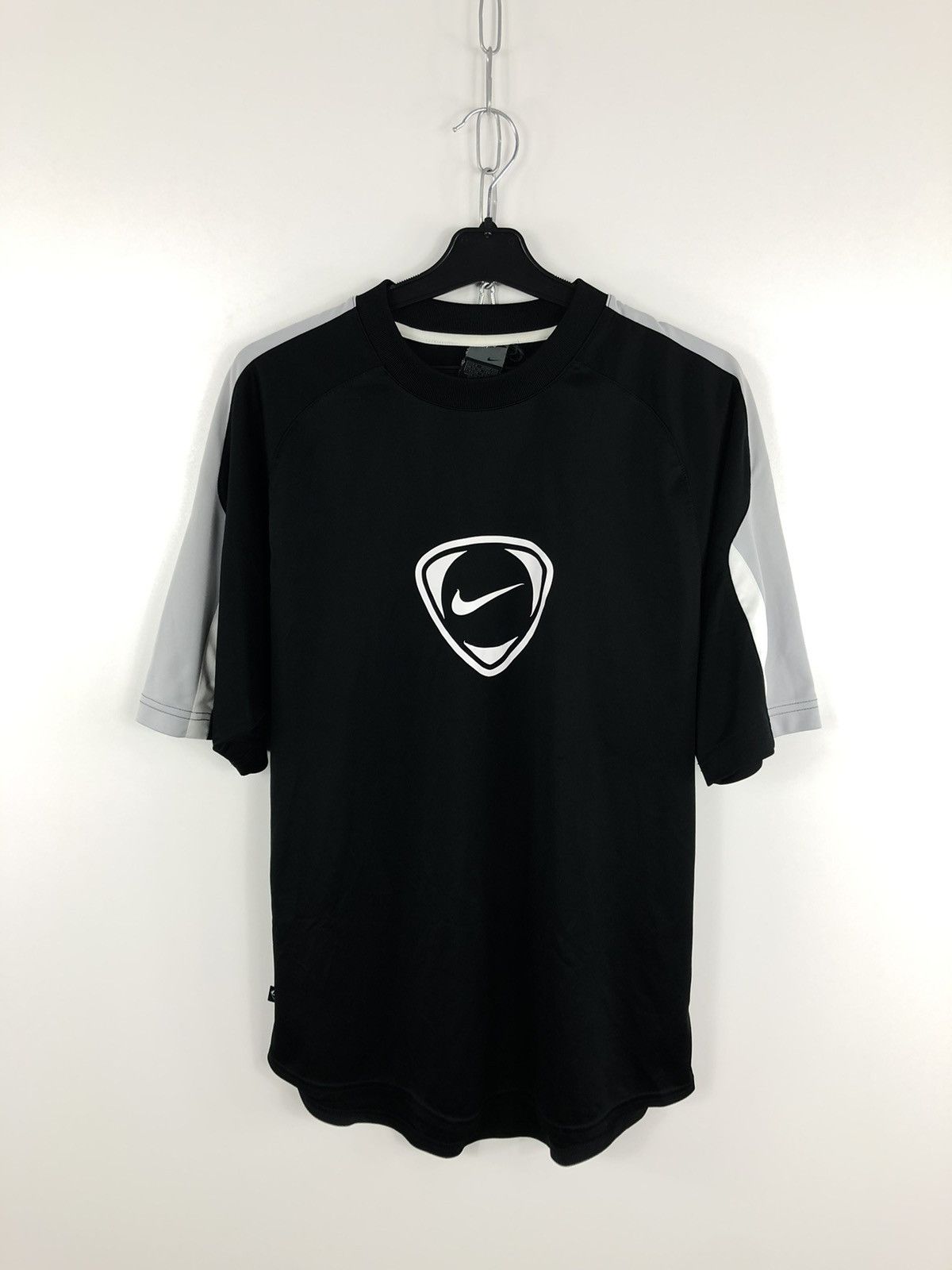 Nike Vintage Nike T-Shirt Centre Logo Swoosh Y2K Black Size S Size US S / EU 44-46 / 1 - 1 Thumbnail
