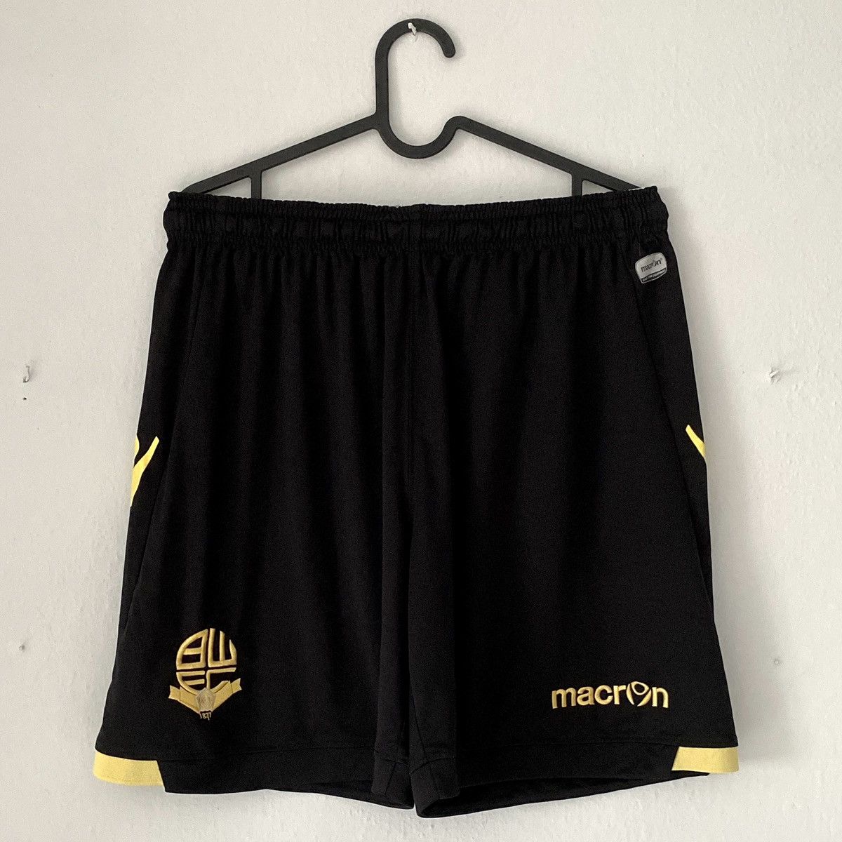 Macron 2015 2016 Bolton Wanderers Macron Black Away Soccer Shorts Size US 34 / EU 50 - 2 Thumbnail