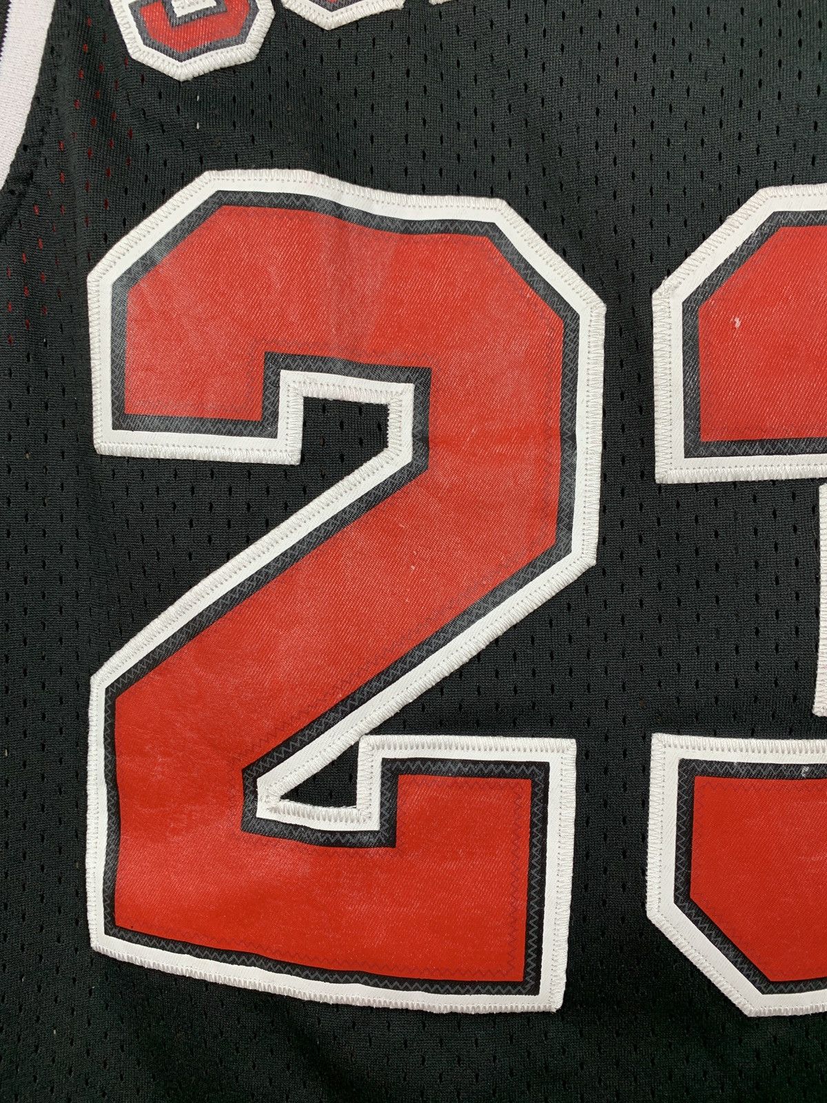 Jordan Brand 90s Vintage Nike Jordan #23 Chicago Bulls NBA Jersey Size US L / EU 52-54 / 3 - 15 Thumbnail