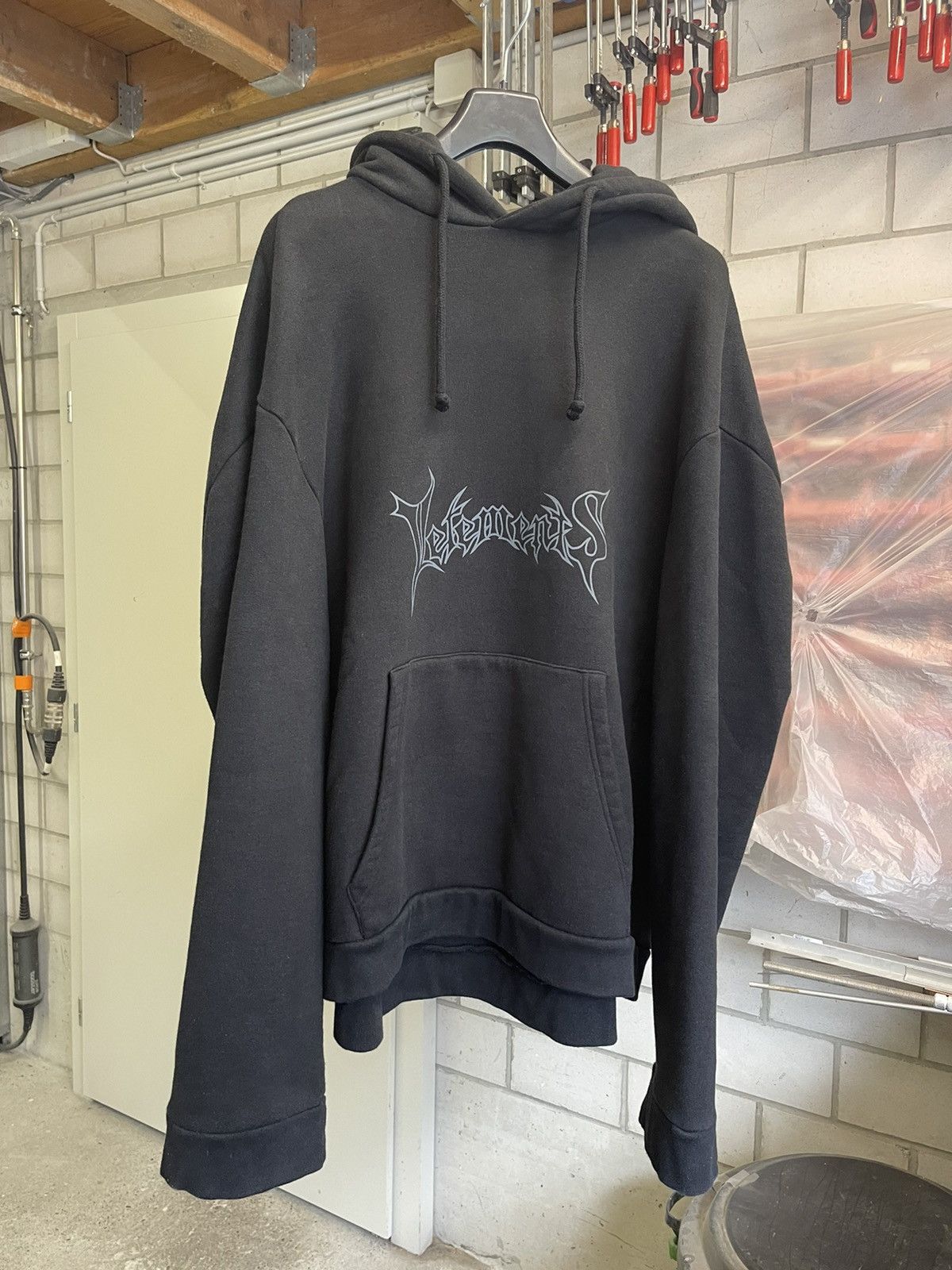 Vetements hoodie hot sale metal logo