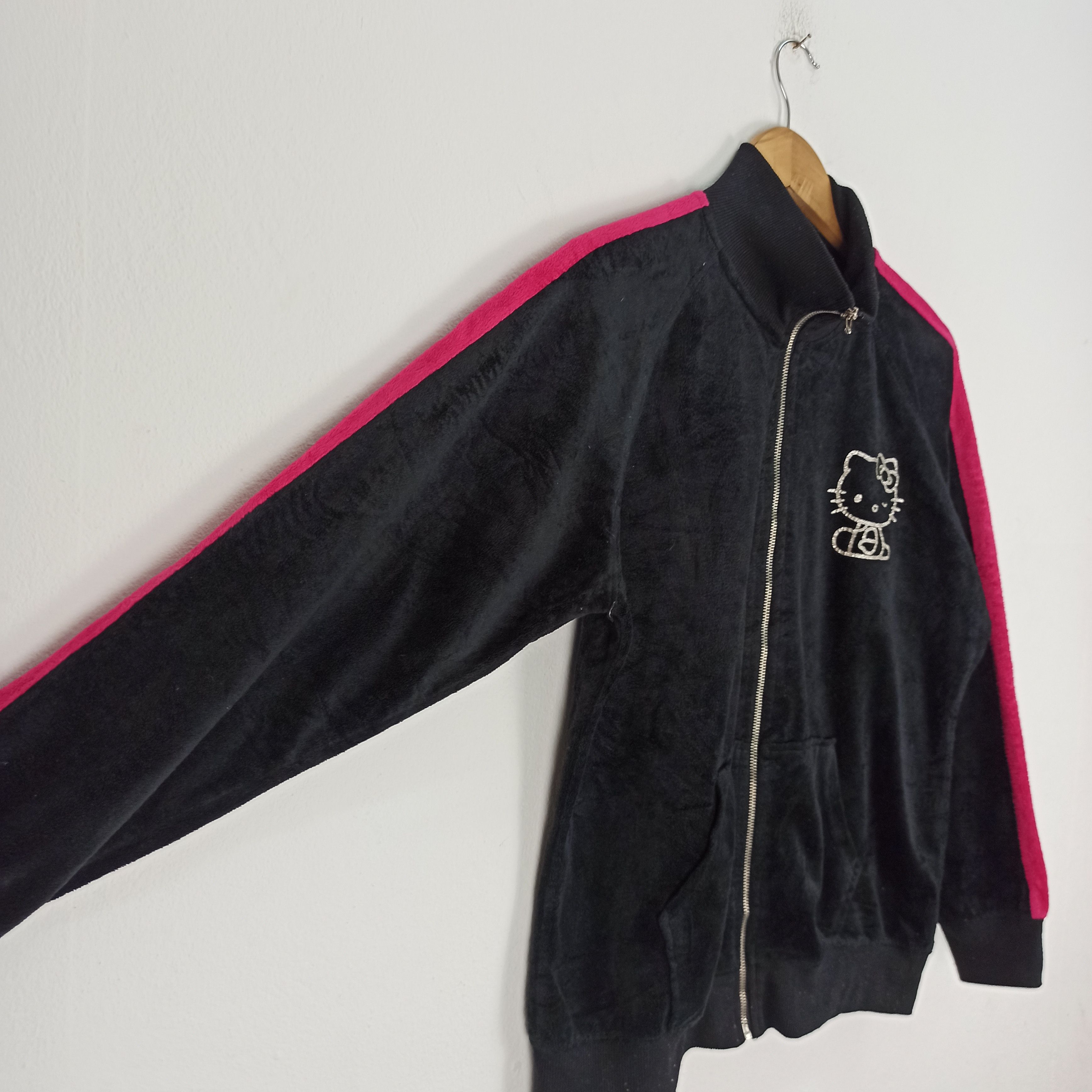 Beauty Beast 🔥STEALS🔥 Hello Kitty Big Logo Sweater Fleece fur Size L / US 10 / IT 46 - 7 Thumbnail