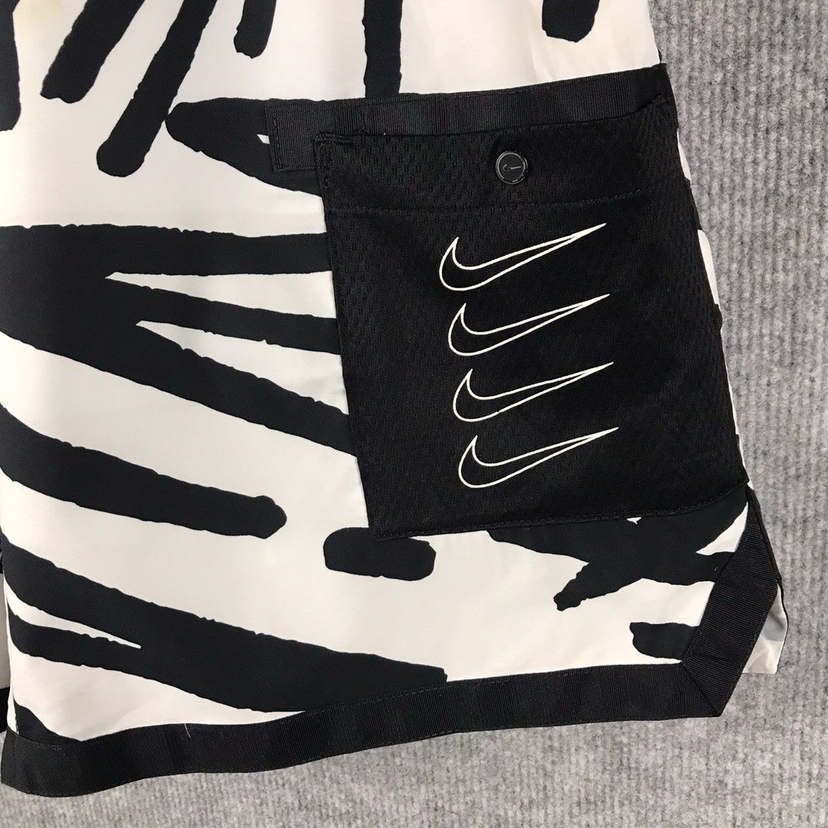 Nike VINTAGE NIKE SPORT SHORT PANT ZEBRAS PANTS Size US 30 / EU 46 - 2 Thumbnail