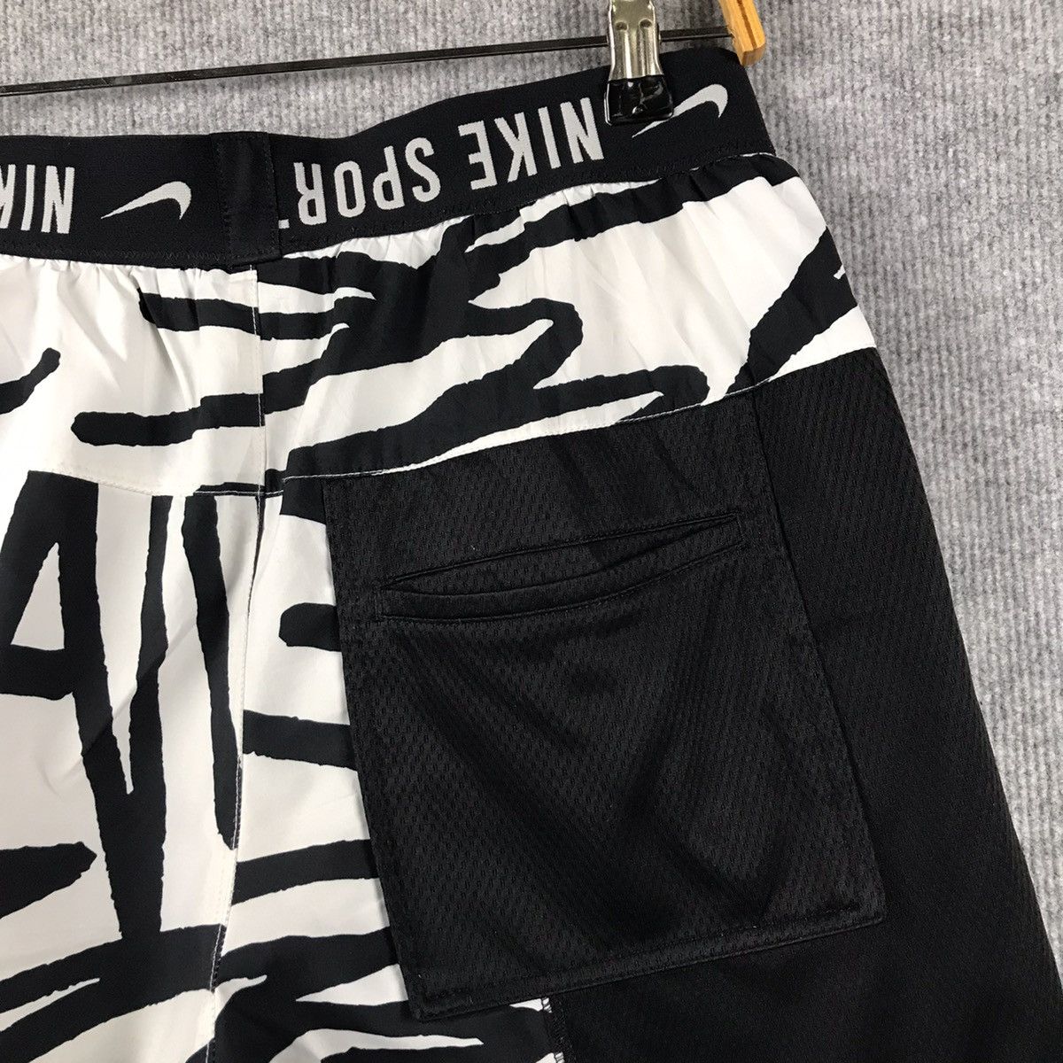 Nike VINTAGE NIKE SPORT SHORT PANT ZEBRAS PANTS Size US 30 / EU 46 - 7 Thumbnail