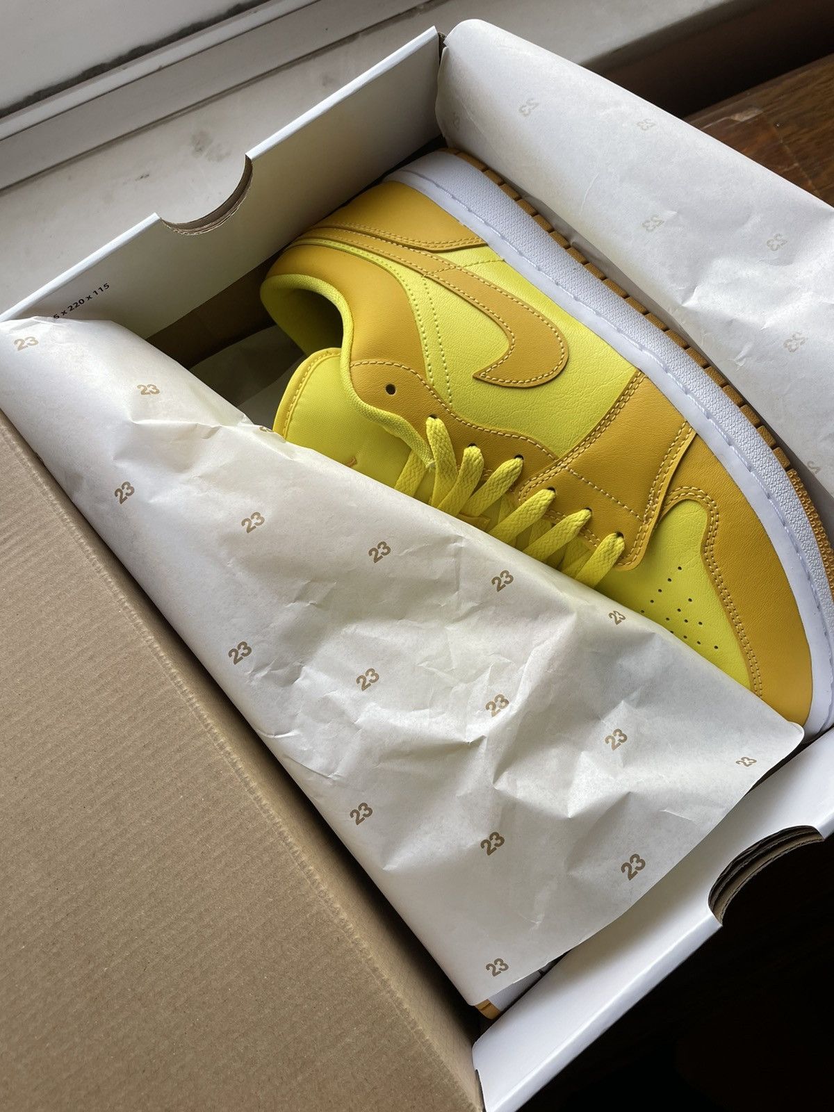 Jordan Brand Air Jordan Low 1 Yellow Strike / Pollen / White Size US 10.5 / EU 43-44 - 8 Thumbnail