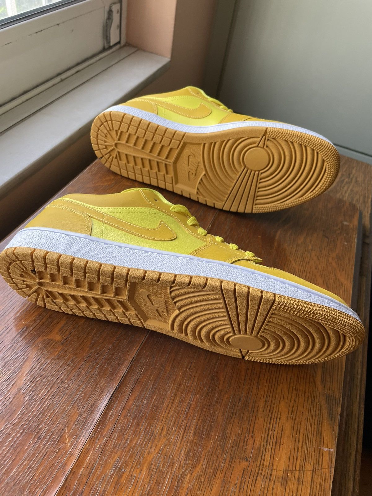 Jordan Brand Air Jordan Low 1 Yellow Strike / Pollen / White Size US 10.5 / EU 43-44 - 6 Thumbnail