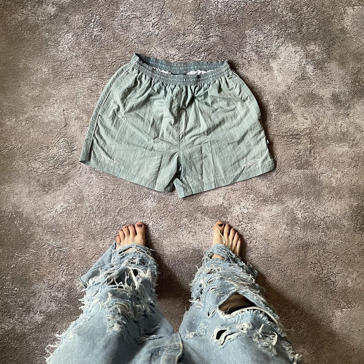 Vintage Vintage 90s Umbro Baggy Nylon Shorts Y2K Sportwear Khaki 30 Size US 30 / EU 46 - 1 Thumbnail