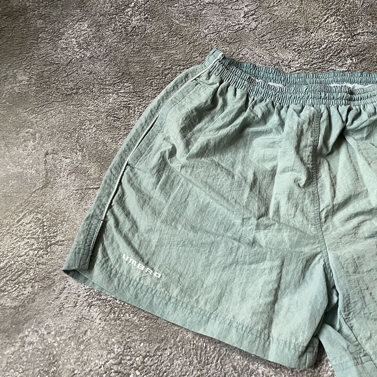 Vintage Vintage 90s Umbro Baggy Nylon Shorts Y2K Sportwear Khaki 30 Size US 30 / EU 46 - 4 Thumbnail