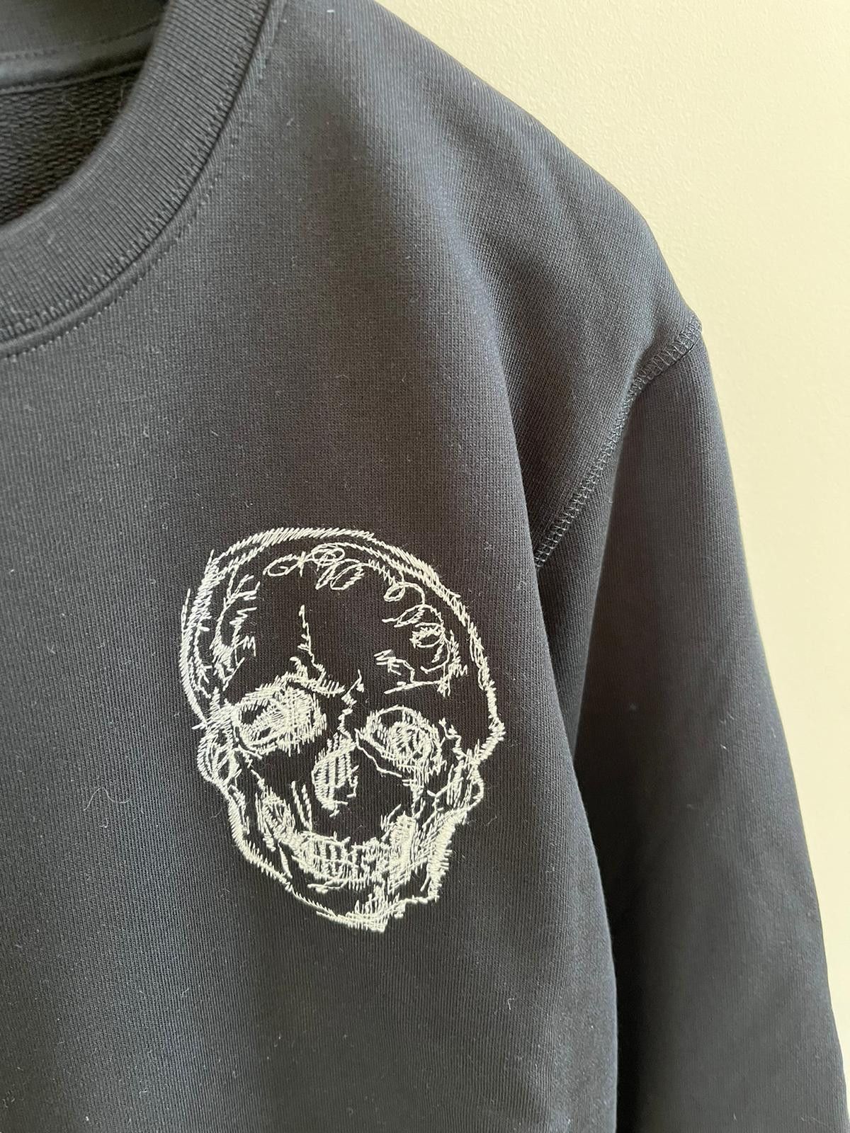 Alexander McQueen Skull Logo Crewneck in Black Size US M / EU 48-50 / 2 - 6 Thumbnail