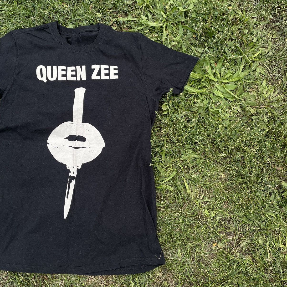 Vintage Vintage Y2K Queen Zee Graphic Tee Underground Horror Punk M Size US M / EU 48-50 / 2 - 2 Thumbnail