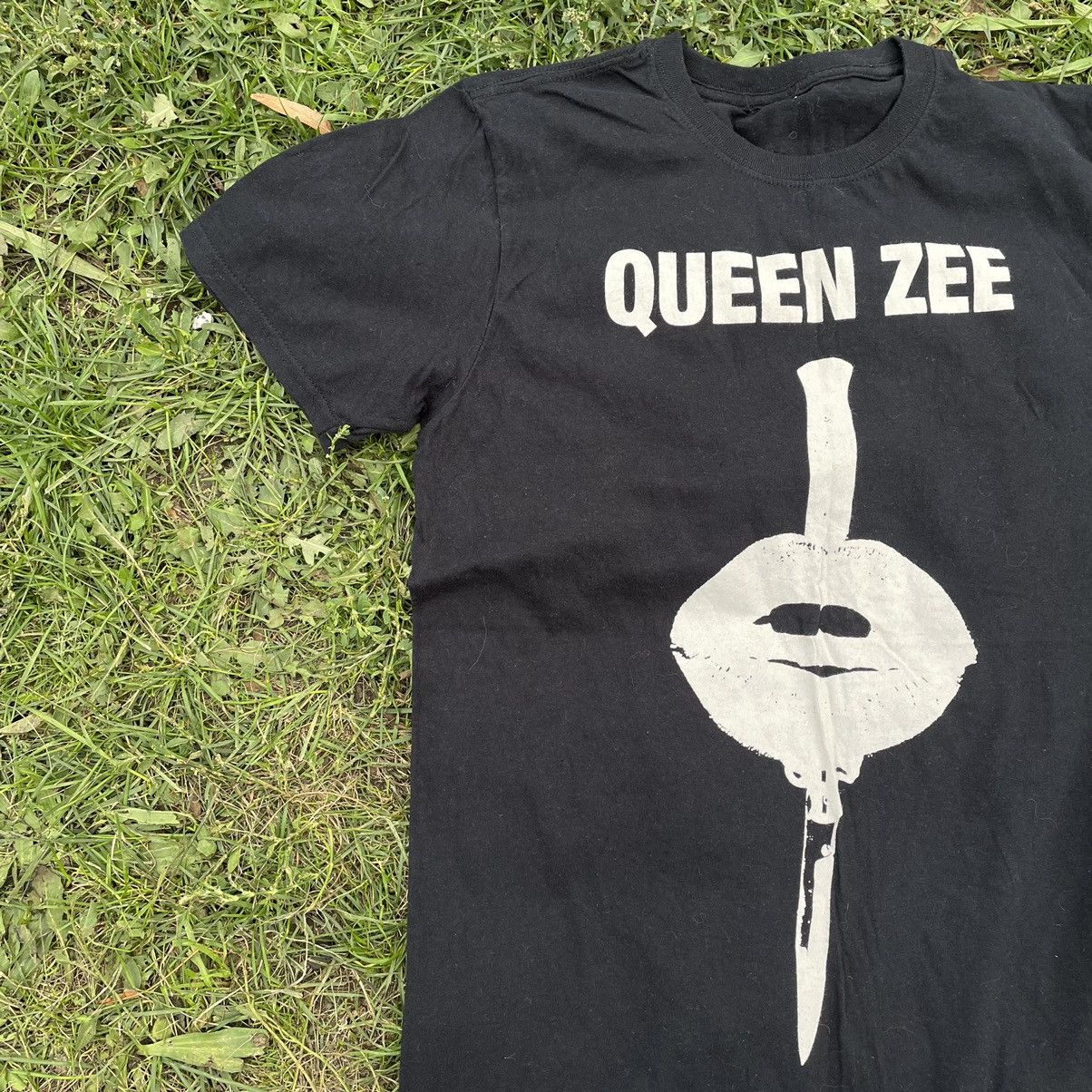 Vintage Vintage Y2K Queen Zee Graphic Tee Underground Horror Punk M Size US M / EU 48-50 / 2 - 3 Thumbnail