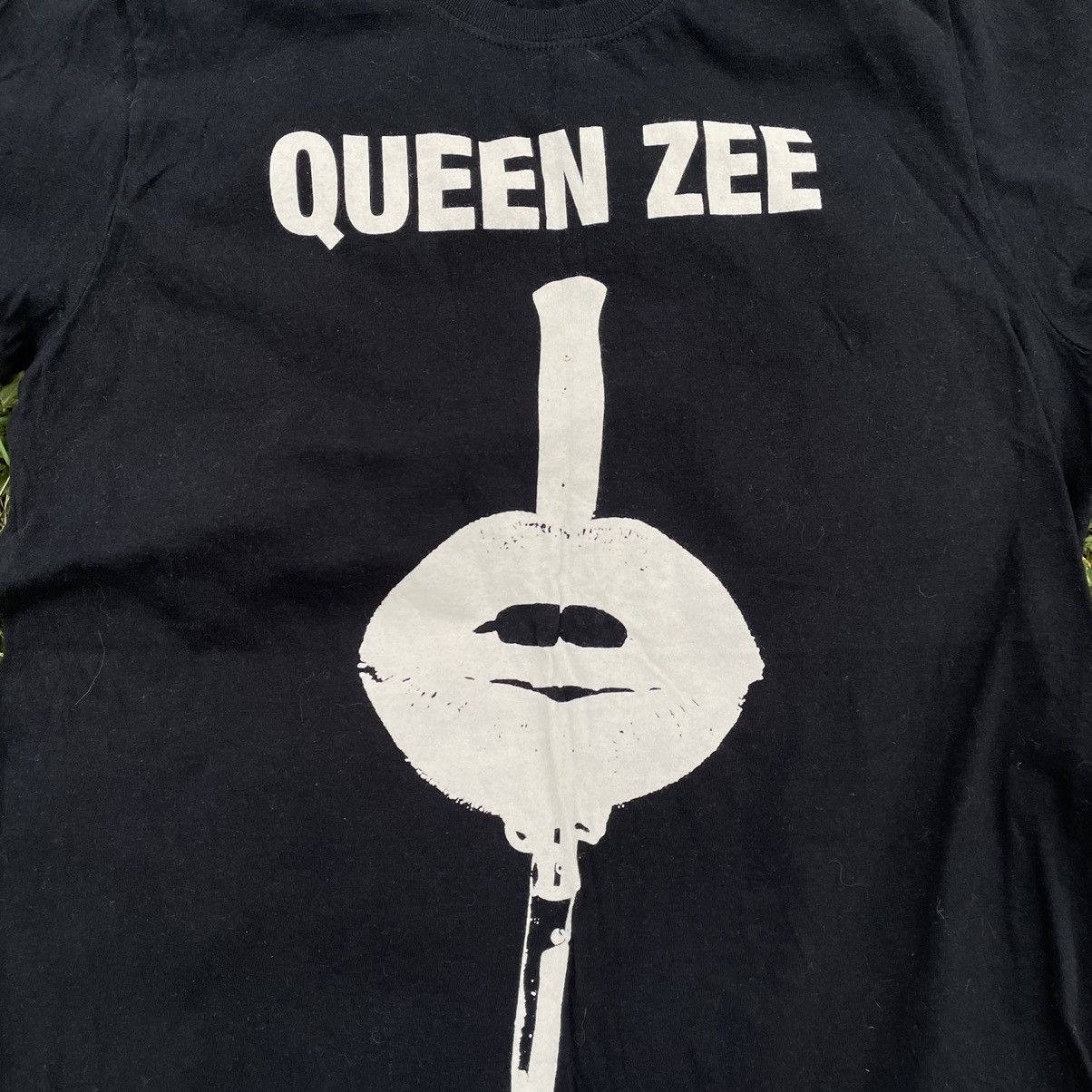 Vintage Vintage Y2K Queen Zee Graphic Tee Underground Horror Punk M Size US M / EU 48-50 / 2 - 4 Thumbnail
