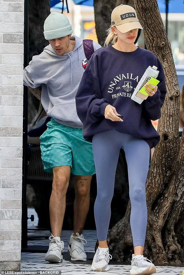 image of Aw 19 Unaviable Vetements Sweatshirt in Blue, Men's (Size XS)