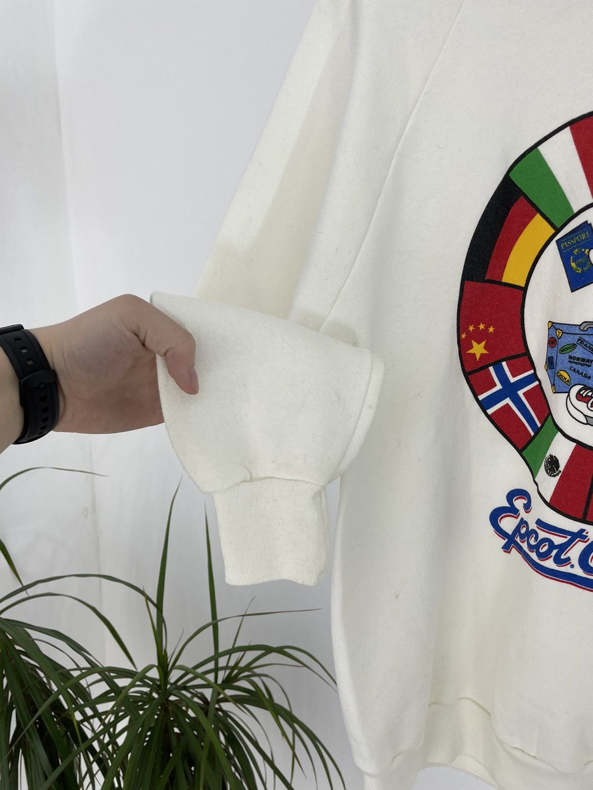 Disney 1980s Vintage Disney International Sweatshirt Crewneck Rare Size US L / EU 52-54 / 3 - 8 Thumbnail