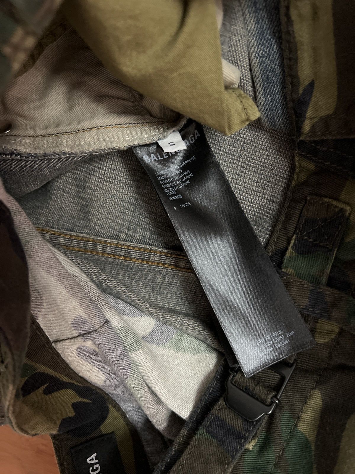 *RUNWAY* AW21 BALENCIAGA. Layered camouflage-panel jeans