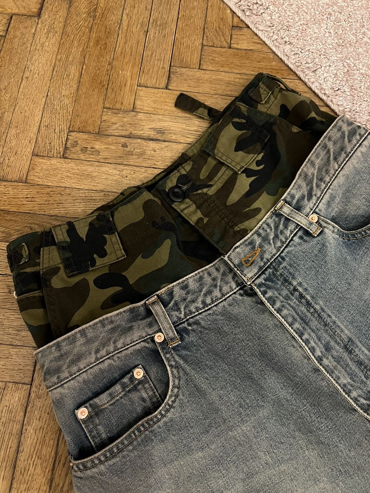 *RUNWAY* AW21 BALENCIAGA. Layered camouflage-panel jeans