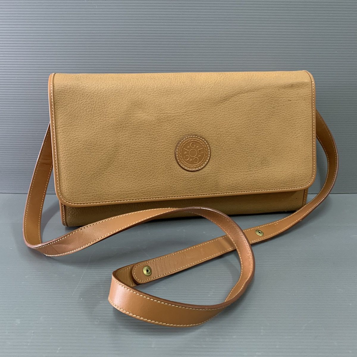 Gucci Authentic Gucci Leather Slingbag/Clucth bag Size ONE SIZE - 1 Thumbnail
