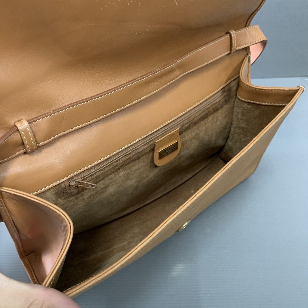 Gucci Authentic Gucci Leather Slingbag/Clucth bag Size ONE SIZE - 11 Thumbnail