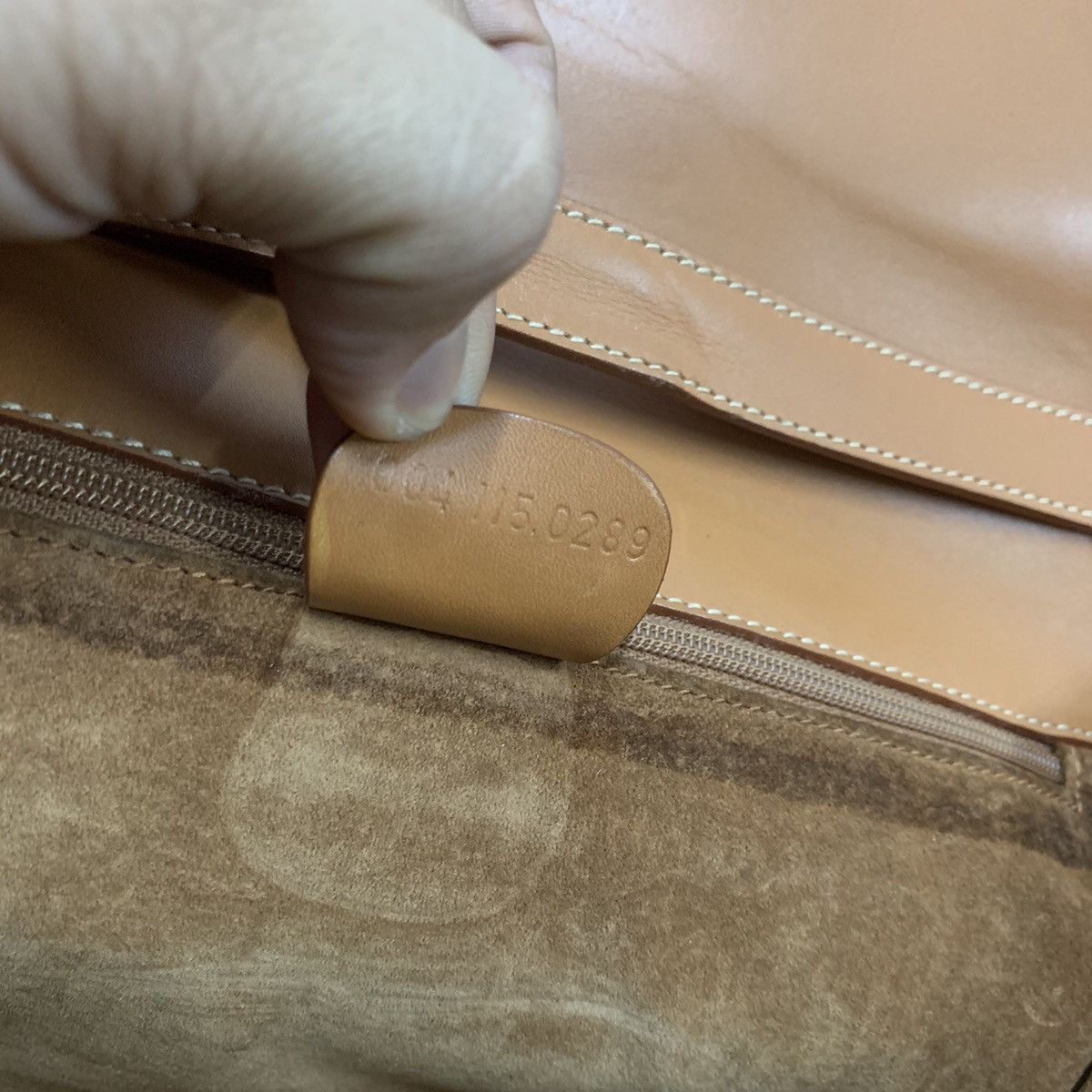 Gucci Authentic Gucci Leather Slingbag/Clucth bag Size ONE SIZE - 13 Thumbnail