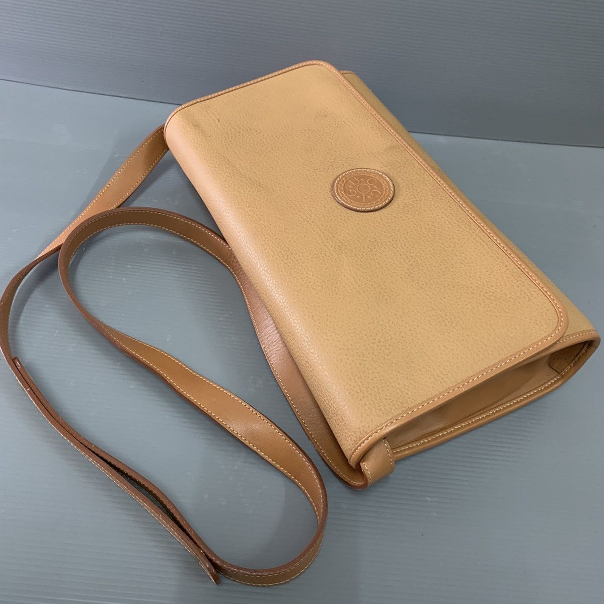 Gucci Authentic Gucci Leather Slingbag/Clucth bag Size ONE SIZE - 10 Thumbnail