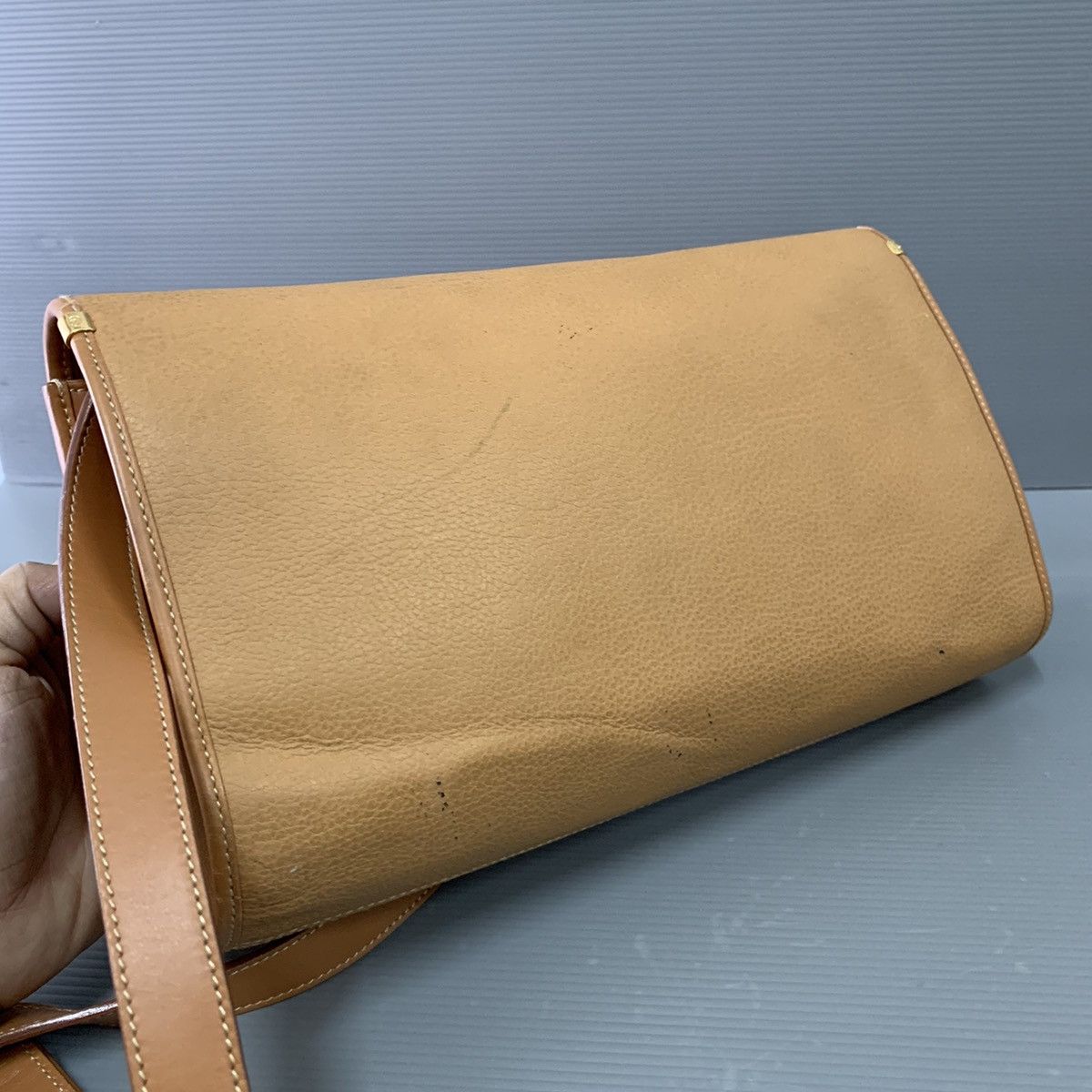 Gucci Authentic Gucci Leather Slingbag/Clucth bag Size ONE SIZE - 7 Thumbnail