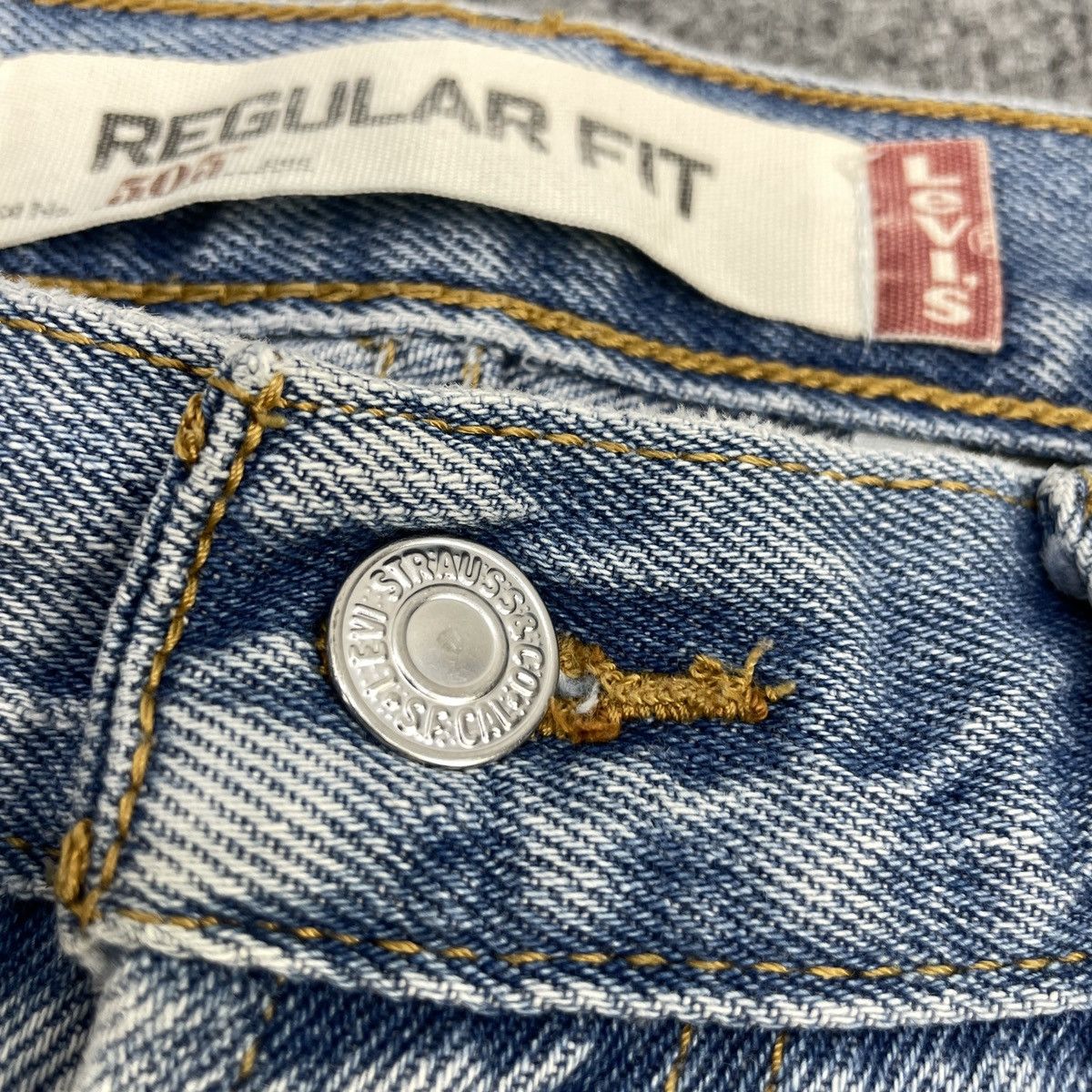 Levi's × Vintage Vintage Distressed Levi's 505 Light Blue Wash Size US 33 - 9 Thumbnail