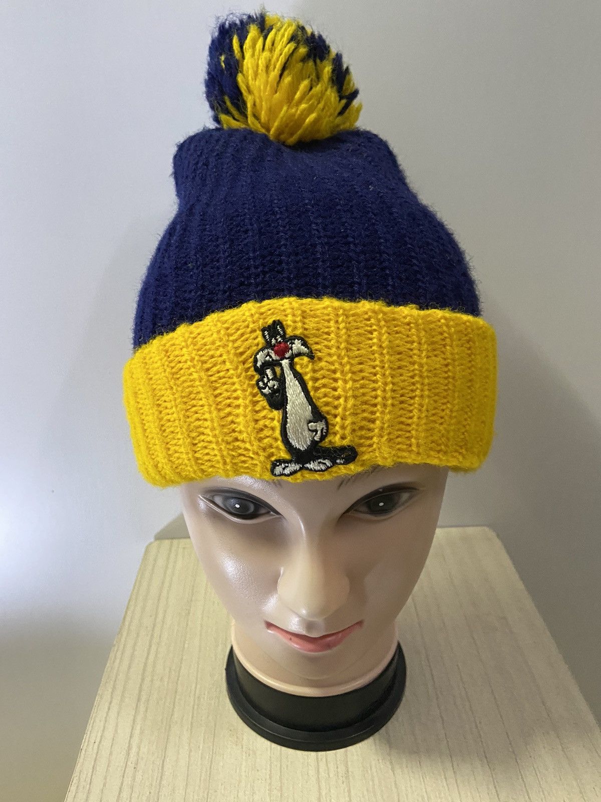 Cartoon Network VINTAGE 1975 WARNER BROS PUSSYCAT BEANIE POM POM WINTER Size ONE SIZE - 1 Thumbnail