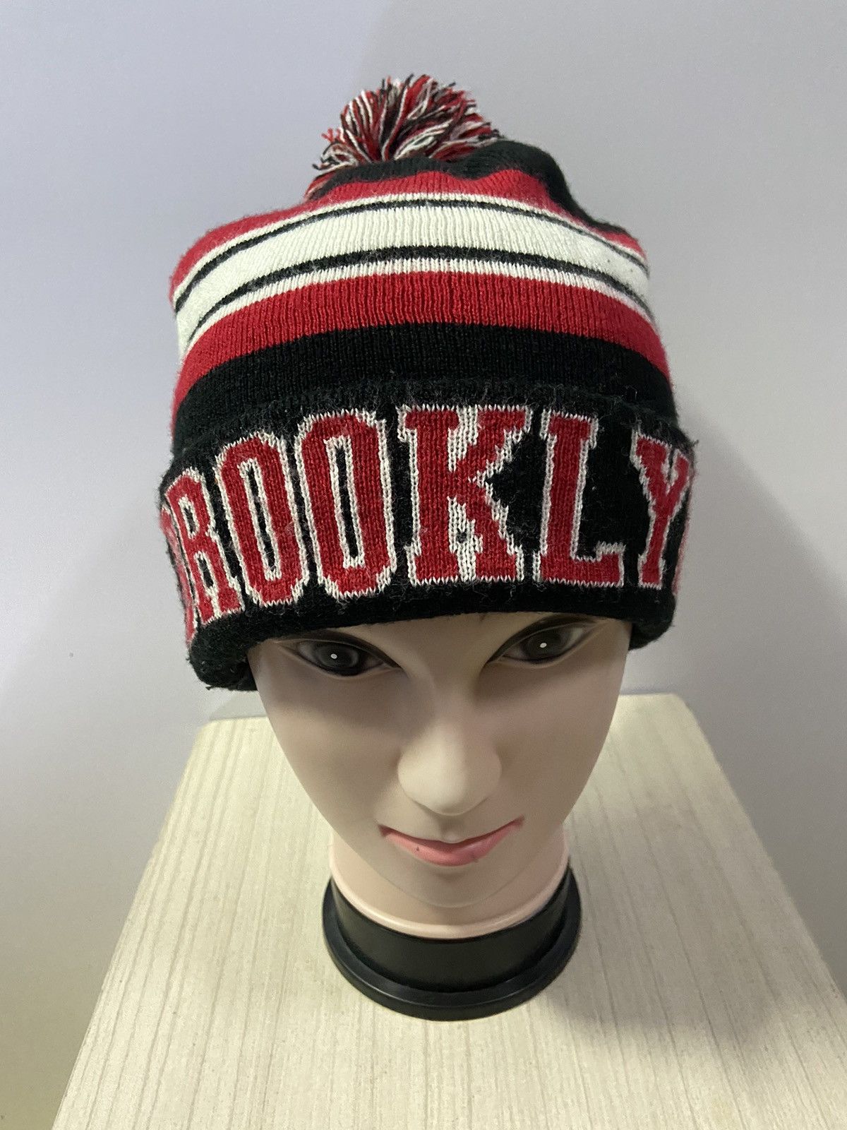 BROOKLYN BEANIE WITH POM POM SPELLOUT