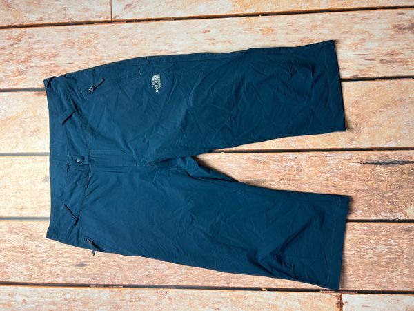 The North Face The north face 3/4 shorts . Fisherwomen