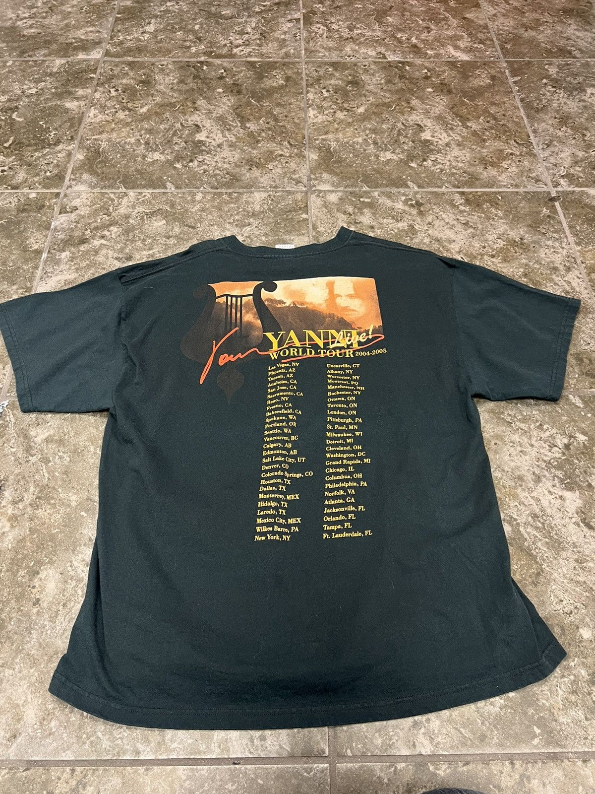 Vintage Vintage Yanni 2004-2005 Live Tour Tshirt Size US XL / EU 56 / 4 - 3 Thumbnail