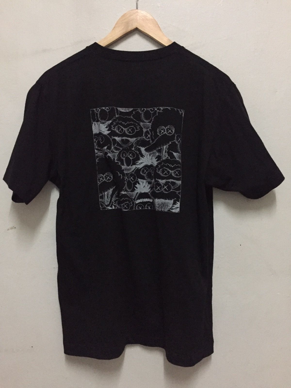 Kaws × Uniqlo Uniqlo x Kaws x Sesame Street Tshirt Singel Pocket Design Size US L / EU 52-54 / 3 - 8 Thumbnail