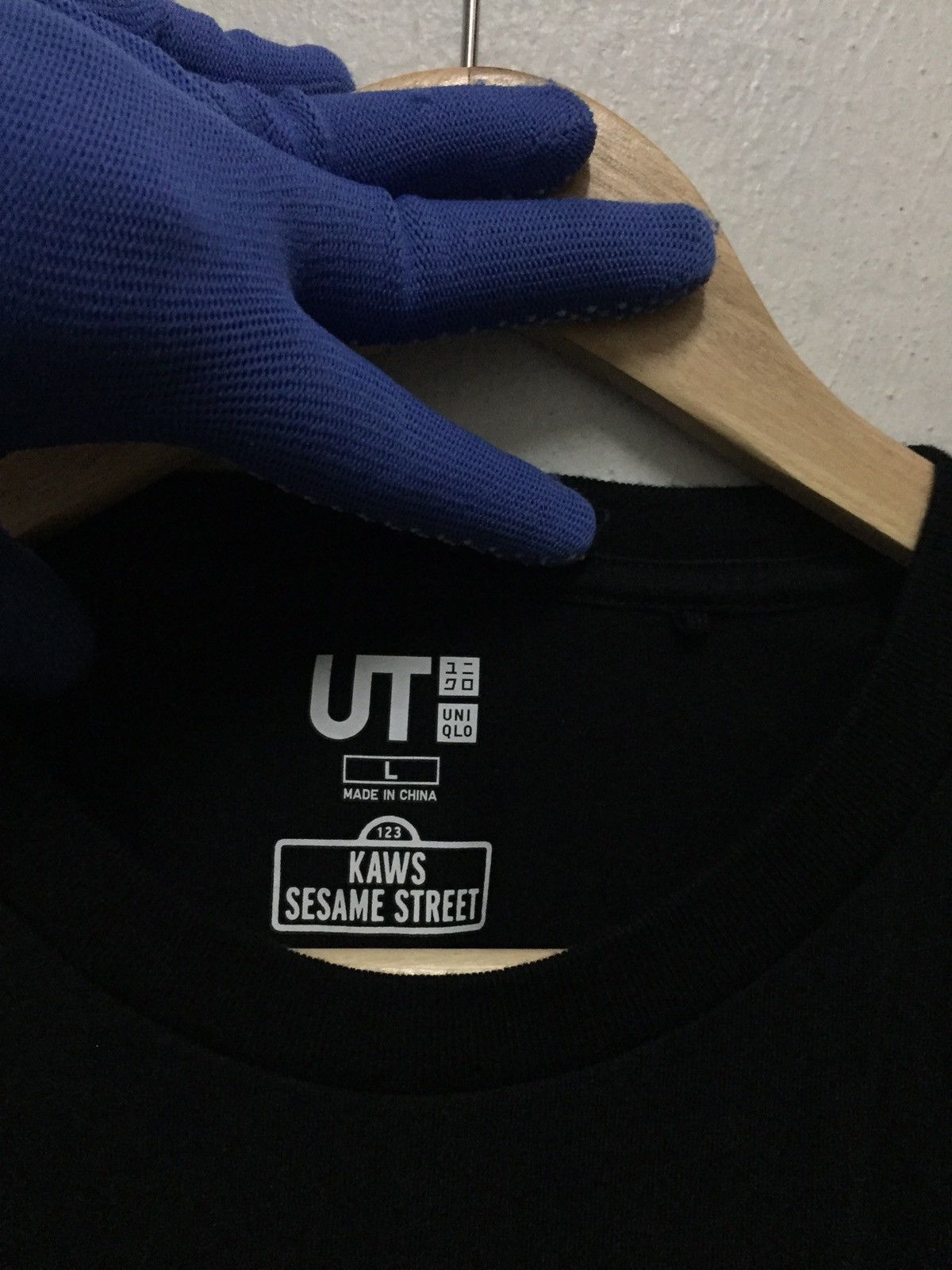 Kaws × Uniqlo Uniqlo x Kaws x Sesame Street Tshirt Singel Pocket Design Size US L / EU 52-54 / 3 - 3 Thumbnail