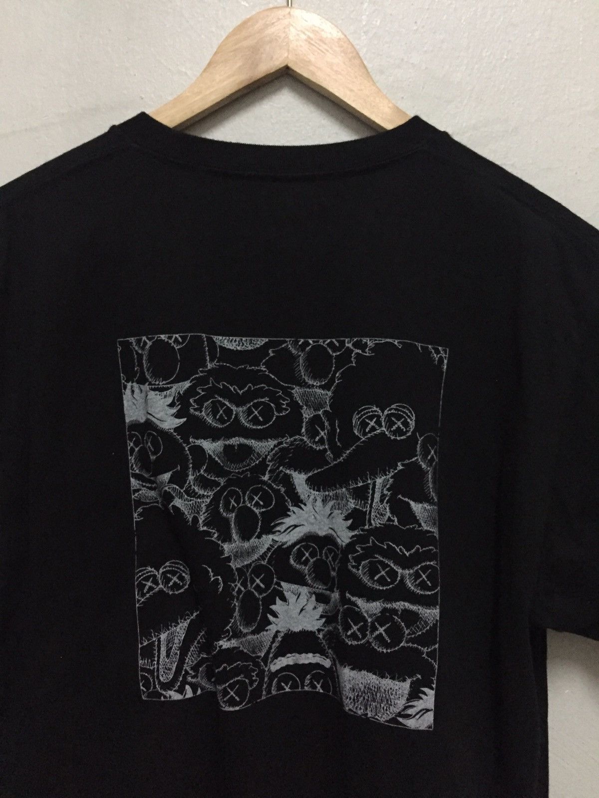 Kaws × Uniqlo Uniqlo x Kaws x Sesame Street Tshirt Singel Pocket Design Size US L / EU 52-54 / 3 - 7 Thumbnail