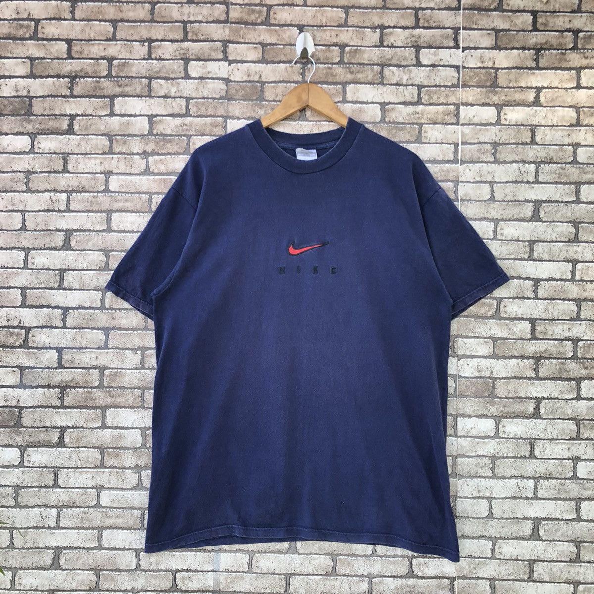 Nike Vintage 90 Nike Small Centre Logo Swoosh Tshirt Size US L / EU 52-54 / 3 - 1 Thumbnail